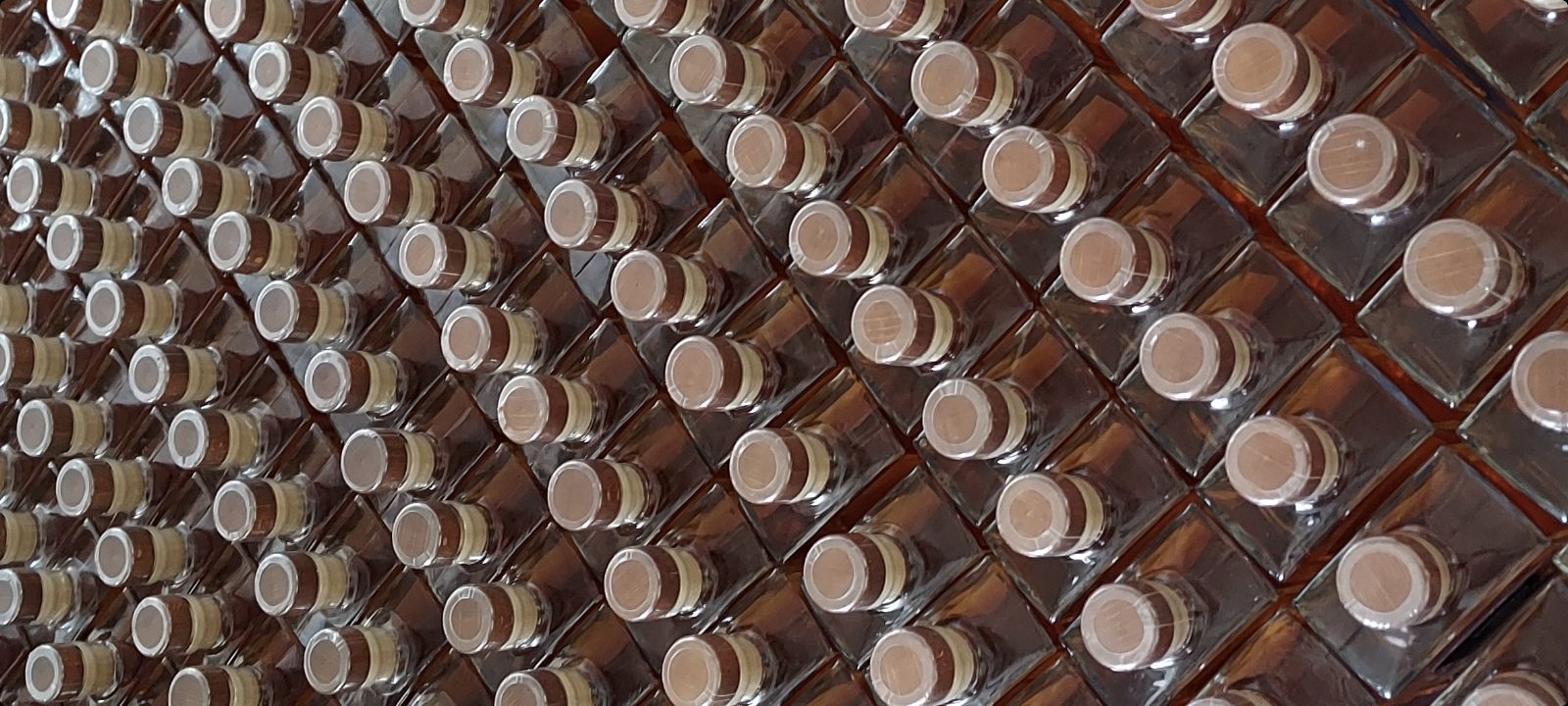 Bouteilles de vinaigre le vezou rangées au conditionnement