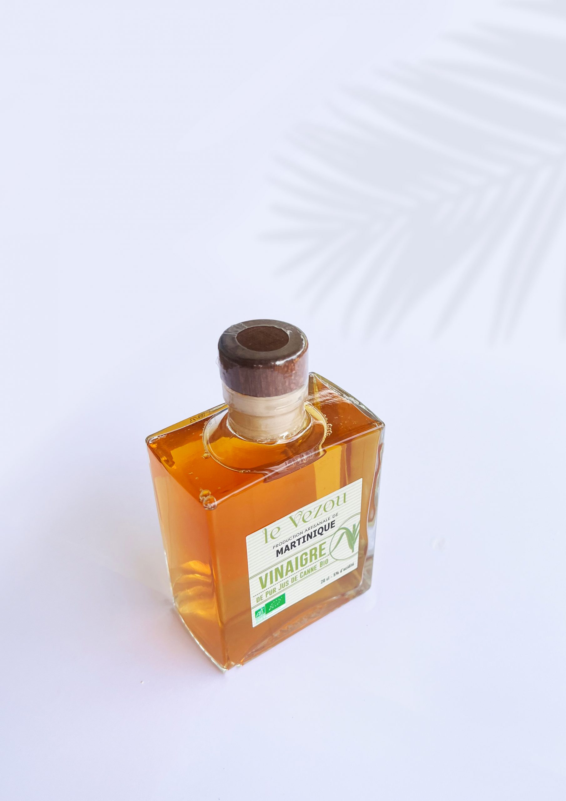 Vinaigre le Vezou en version bio avec une ombre de feuille de palmier