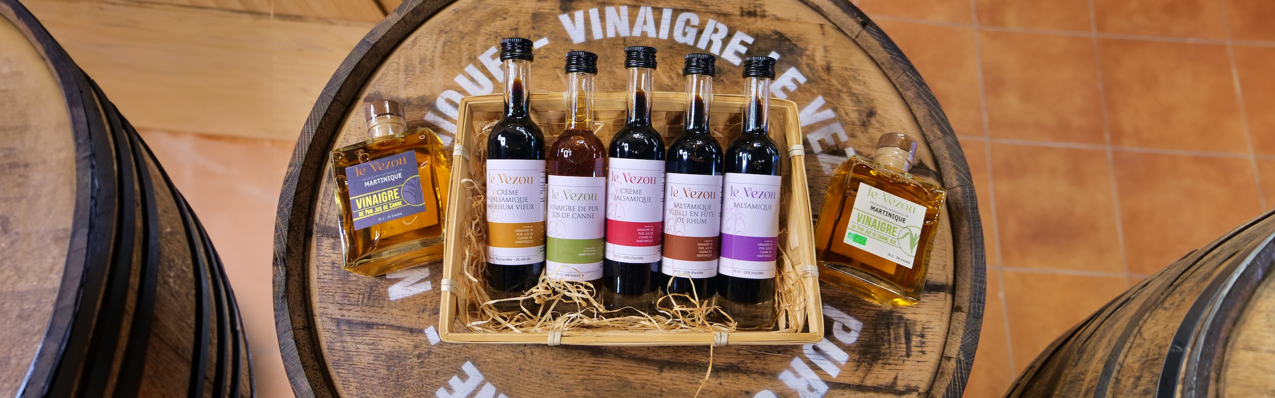 La gamme de produit du vinaigre le vezou sur un fût